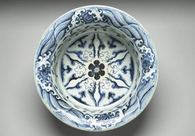 图片[2]-Angled-rim basin with flower and wave decoration in underglaze blue, Ming dynasty, Xuande reign (1426-1435)-China Archive